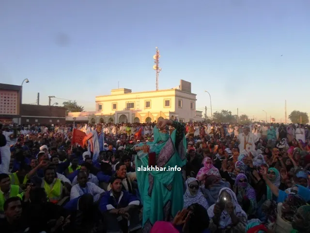 القيادية في الإضراب زينب بنت الناجي وهي تتوسط الجماهير في ساحة الاست