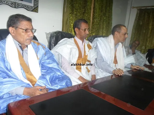مفتش وزارة الداخلية ولد بلعمش (وسط)، وعن يمنه الوالي الجديد إسلم ولد ?