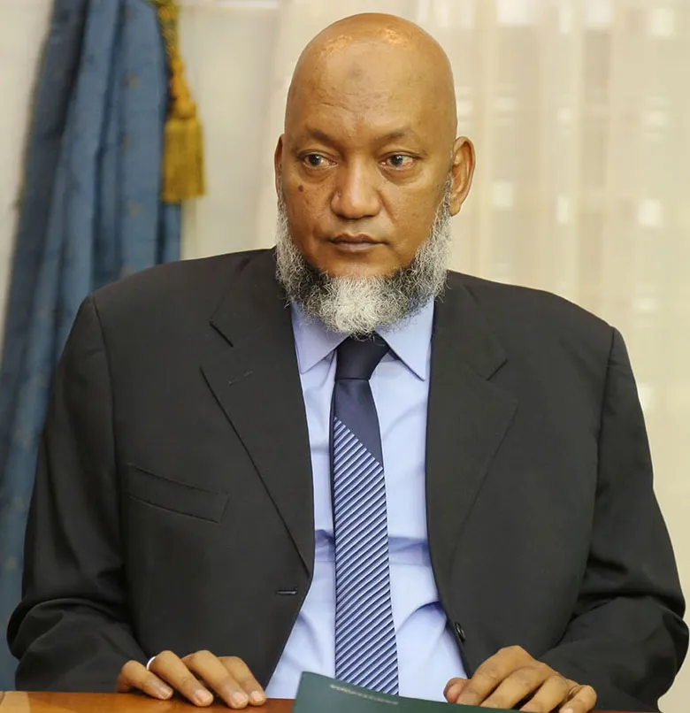 ولد محمد خونه يدعو العمال للتكوين ويعد بتحسين أداء القطاع