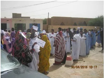 جانب من وقفة المعلمين أمام مباني الولاية في مدينة أطار صباح اليوم