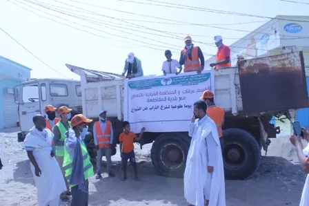 يوم تطوعي لتنظيف وفك العزلة عن شوارع بعرفات