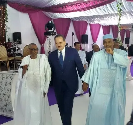 ياسين المنصوري (وسط) وعن يمينه المعارض الموريتاني المصطفى ولد الإمام