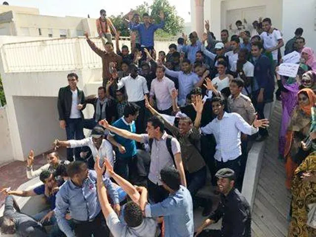 الطلاب الموريتانيون خلال وقفتهم اليوم أفي محيط سفارة موريتانيا بتون
