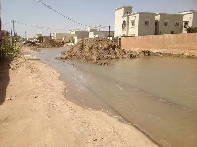 انفجار أنبوب مياه يُغرق منازل في تفرغ زينه