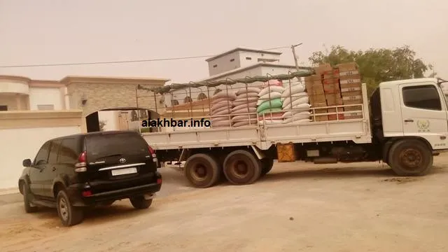 الشاحنة وهي محملة بالمواد الغذائية أمام منزل الرئيس، وبجانبها السيا