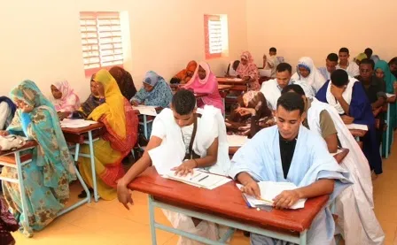تلاميذ شعبة العلوم يشاركون في امتحان الفيزياء المعاد