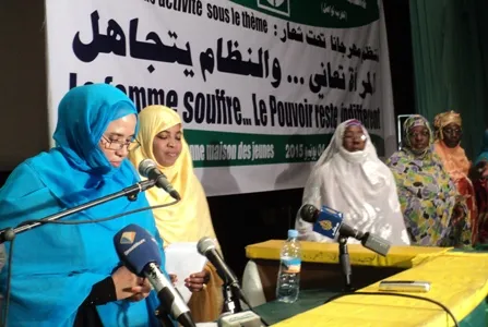 توتو بنت الطالب النافع خلال حديثها مساء اليوم في المهرجان الجماهيري 