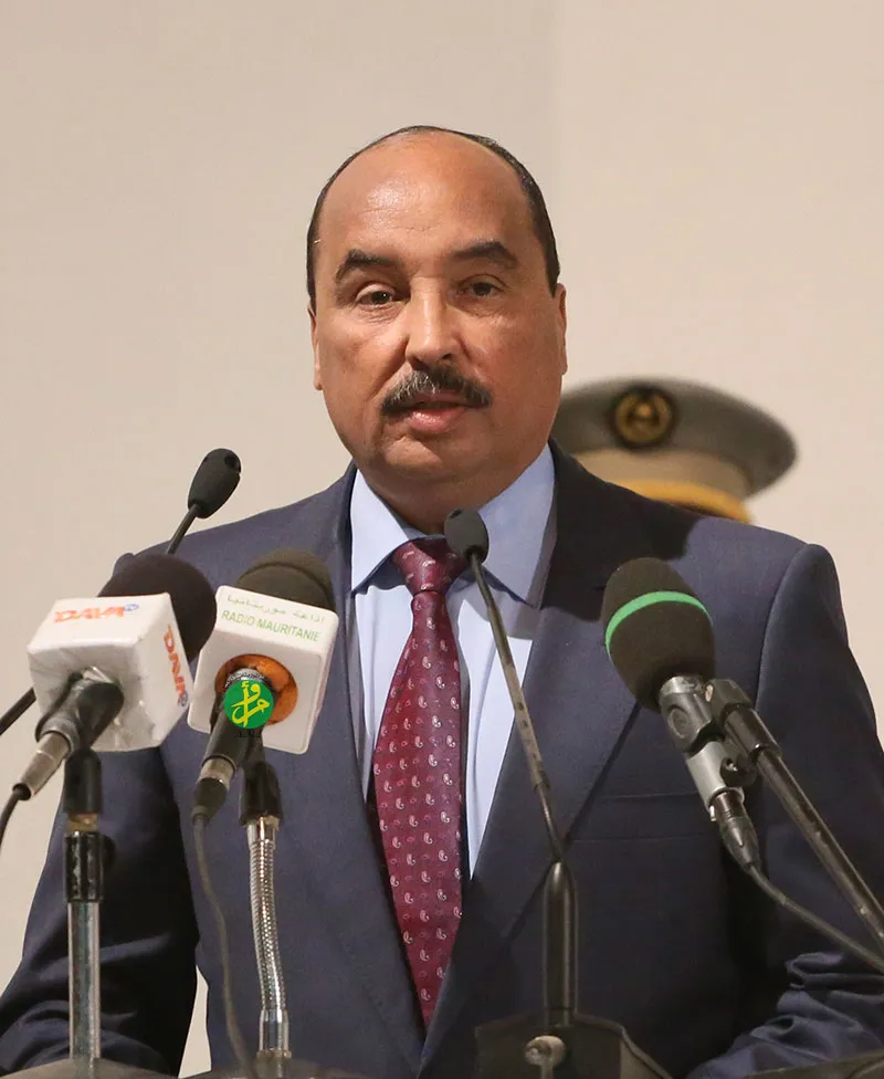 ولد عبد العزيز خلال ترؤسه حفل تخرج أول دفعة من كلية الطب بموريتانيا (?
