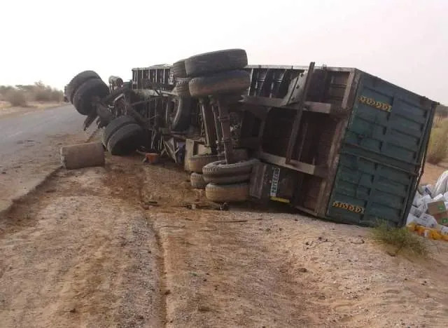 قطع طريق نواكشوط بوتلميت جراء سقوط شاحنة
