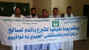 جانب من اليوم التطوعي لشباب تواصل في مدينة نواذيبو (تصوير الأخبار)