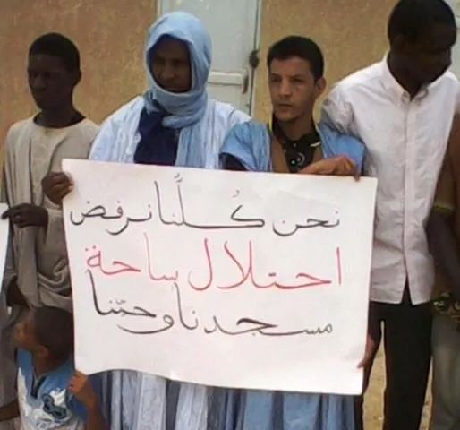 رفع المحتجون عدة لافتات ورددوا شعارات تؤكد رفضهم لاحتلال الساحة