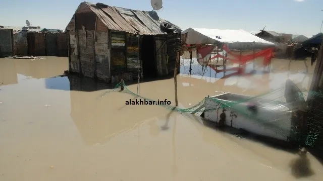 مساكن غمرتها مياه الأمطار في أحد الأحياء العشوائية في انواكشوط (الأخ