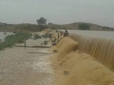 صورة من سد واد آمور مع بداية تدفق السيول عليه صباح أمس الأربعاء