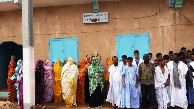 المحتجون أمام مقر فرع شركة "صوملك" في كامور بولاية العصابة