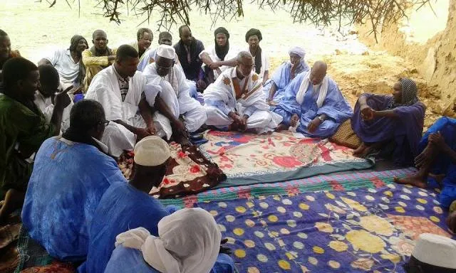 الوفد المعارض خلال لقائه مع سكان دار البركة بولاية البراكنه