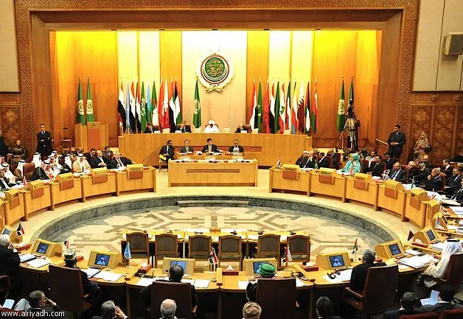 وزير الخارجية ومحافظ المركزي يغادران إلى القاهرة