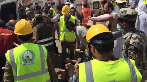 صورة نشرها الدفاع المدني السعودي عبر موقع تويتر لجهود إسعاف المصابي?