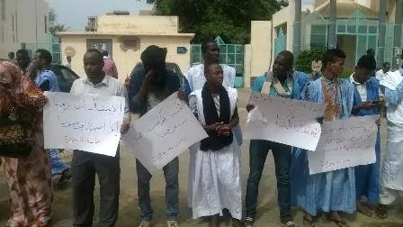 نشطاء حملة "بلد ينزف" يتظاهرون مجددا