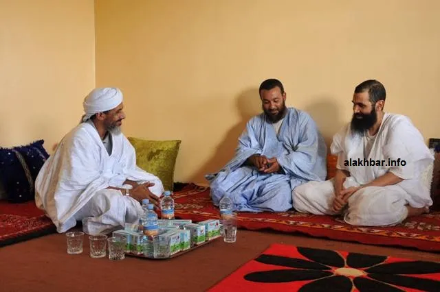 ولد عبد العزيز في منزل أسرته بمقاطعة تفرغ زينة بانواكشوط حيث كان الم?
