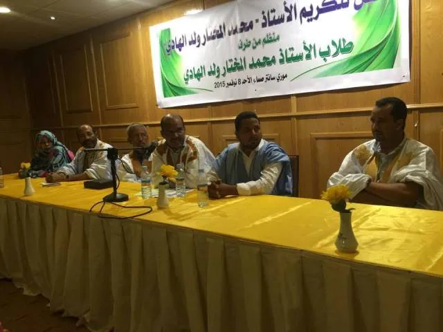 أجيال طلابية تسلم درع تكريم لأستاذ رياضيات بنواكشوط