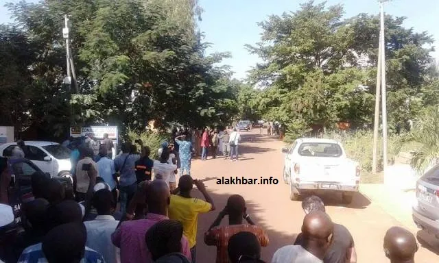 تجمع للجمهور لمتابعة تطورات احتجاز الرهائن غير بعيد من فندق راديسون 