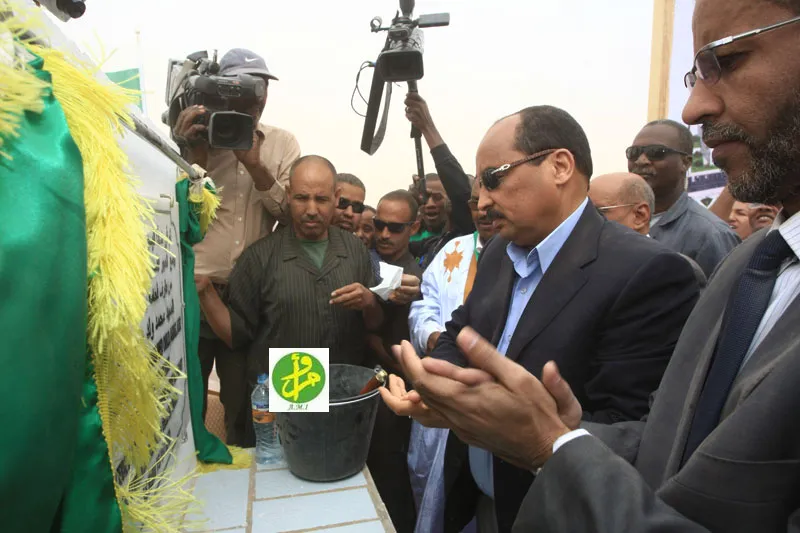 الرئيس الموريتاني محمد ولد عبد العزيز وهو يضع حجر الأساس لمدينة الشا