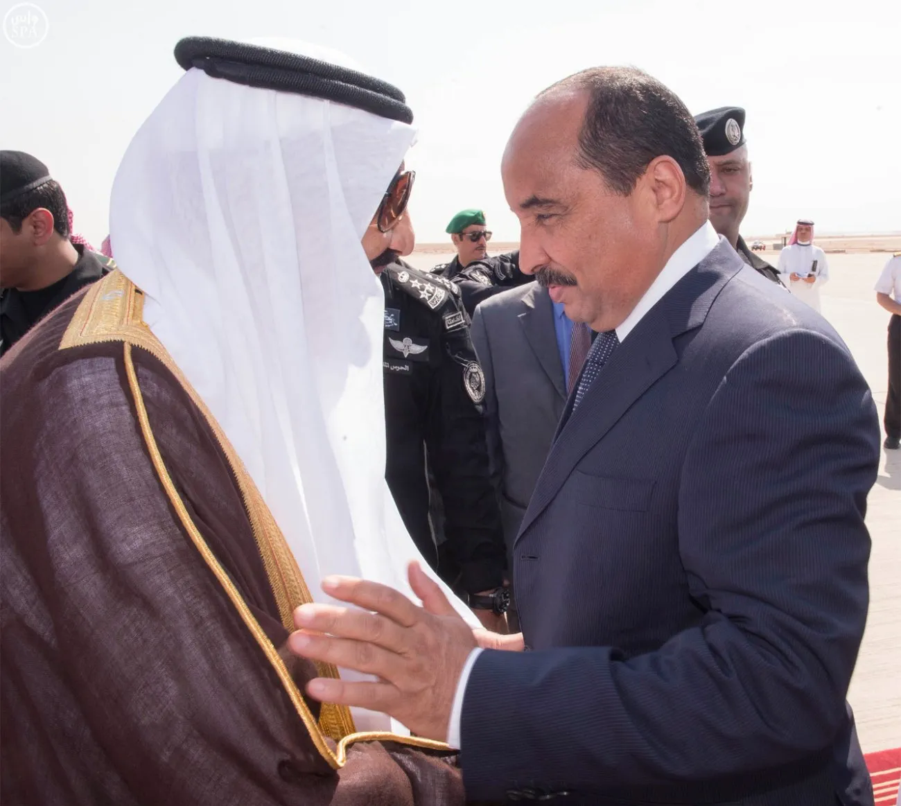 الملك سلمان يستقبل ولد عبد العزيز بمطار الرياض(صور)