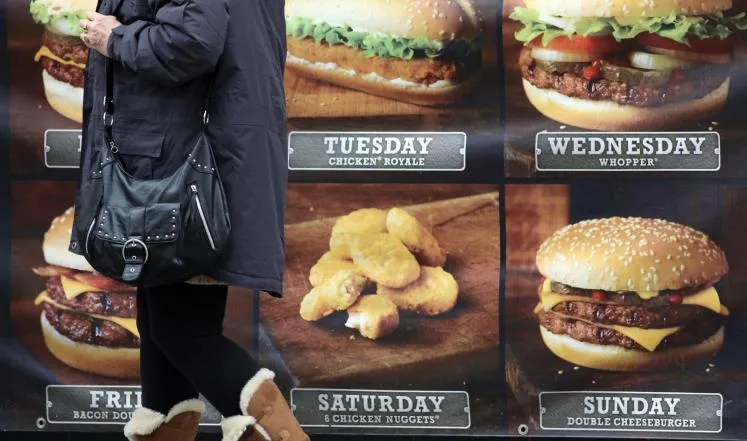 الإكثار من تناول الوجبات السريعة المعدة خارج المنزل يرتبط مع انخفاض 