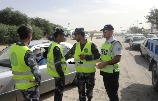 أفراد من أمن الطرق يوقفون إحدى السيارات تحت إشراف الشرطي الفرنسي غير