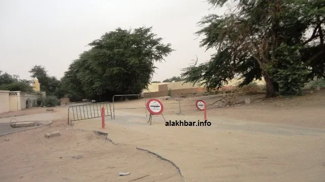 حواجز وضعتها الشرطة الموريتاني لإغلاق الطريق من مدخله الجنوبي الشرق
