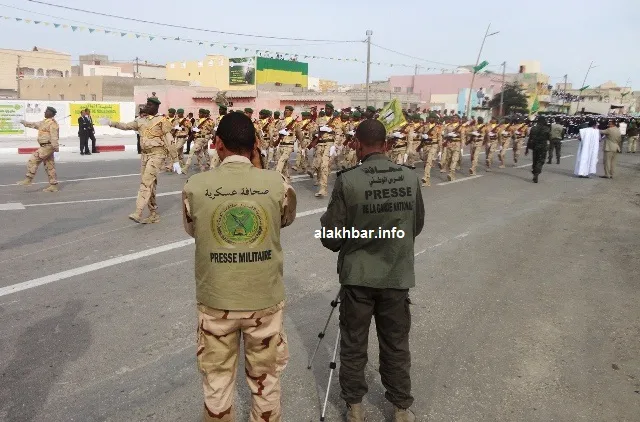 عنصران أحدهما من الجيش وآخر من الحرس يوثقان العرض العسكري يوم أمس ال?