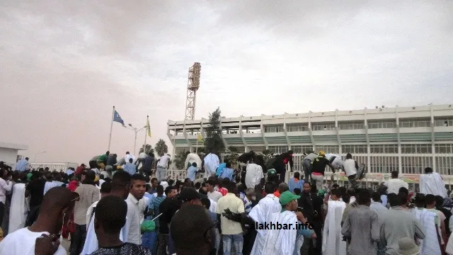 تجاوز العشرات من الجمهور الحواجز التي أقامته الشرطة، وقفز فوق شبابي?