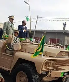 الرئيس الموريتاني وقائد الأكان على عربة عسكرية مكشوفة صباح اليوم