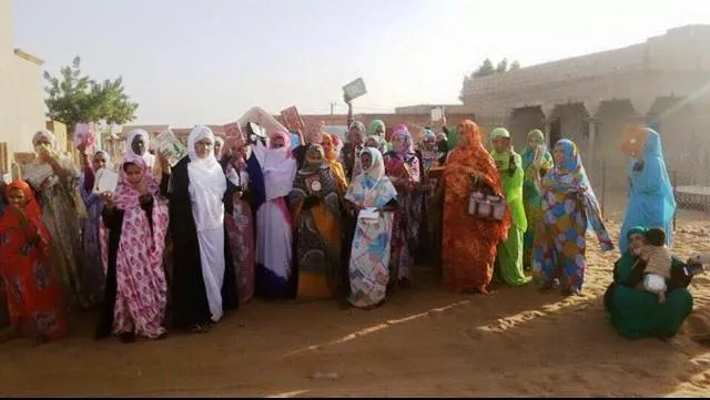 النسوة وهن يتجمعن أمام مقر الولاية بمقاطعة العيون ـ الأخبار