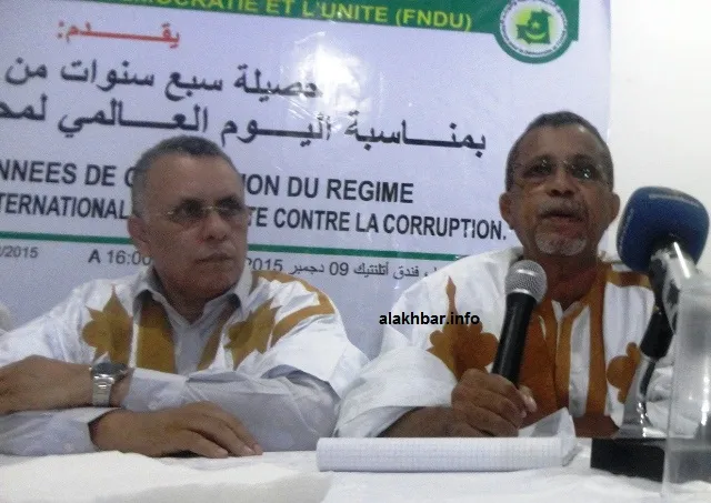 الوزير الأول الأسبق يحي ولد أحمد الوقف إلى جانب الرئيس الدوري للمنتد