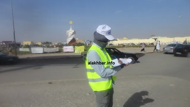 أحد الشباب المكلفين بإحصاء السيارات التي تمر عبر محور ملتقى مدريد با