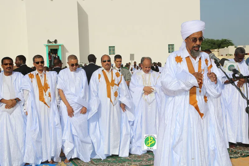 الرئيس الموريتاني محمد ولد عبد العزيز وأعضاء حكومته خلال صلاة العيد?