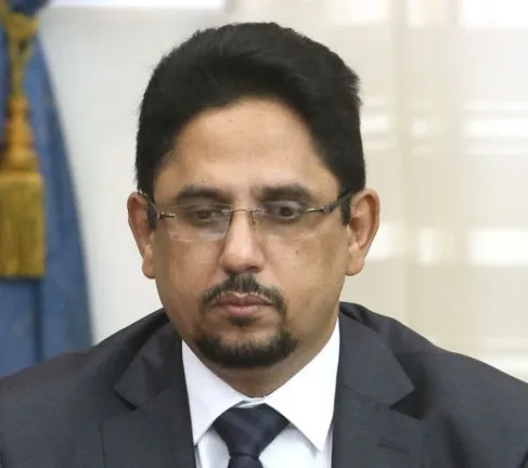 وزير العلاقات مع البرلمان يوشح بعض عمال القطاع
