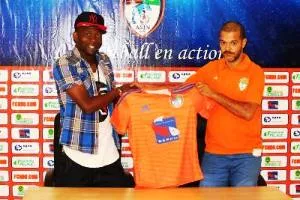 جانب من تسليم قميص النادي للاعب المامي (صورة من صفحة النادي)