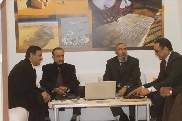 مسؤولون موريتانيين مع بعض زوار جناح موريتانيا في المهرجان السياحي ا?