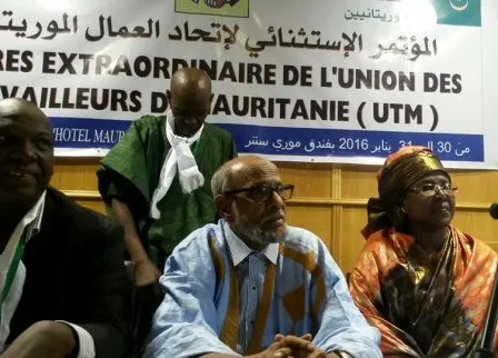خديجة جالو "يمين الصورة" على المنصة الرسمية لمؤتمر الاتحاد العم