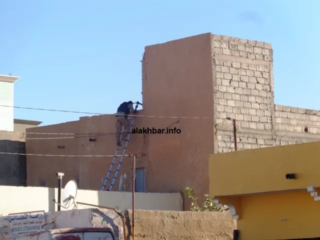 أحد عناصر وحدة مكافحة الإرهاب أثناء دخوله لأحد المنازل المحاصرة (الأ
