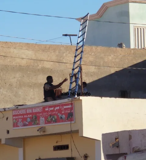 أفراد من فرقة مكافحة الإرهاب على سطح أحد المنازل، ويستعدون للصعود لل