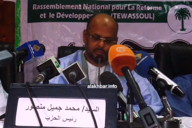 رئيس حزب "تواصل" محمد جميل ولد منصور خلال المؤتمر الصحفي ظهر الي