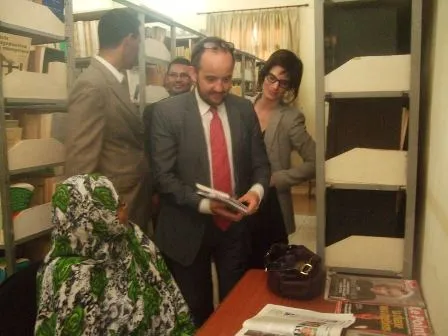 بعثة أوروبية تزور مكتبة مدرسة الإدارة والصحافة