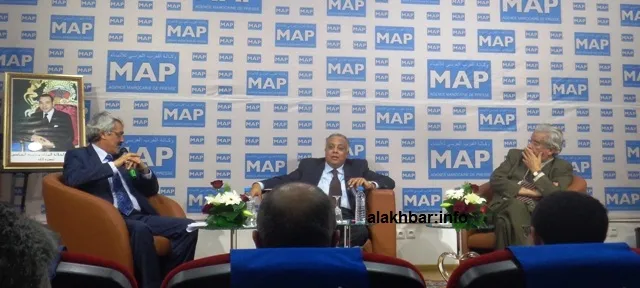 السفير المصري بالرباط أحمد إيهاب جمال الدين (وسط) خلال حلوله ضيفا على