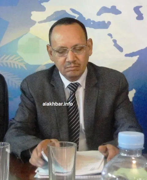 وزير المياه والصرف الصحي إبراهيم ولد امبارك ولد محمد المختار خلال مؤ