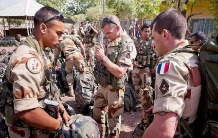 مباحثات بين وزير الدفاع وقائد قوات "برخان"