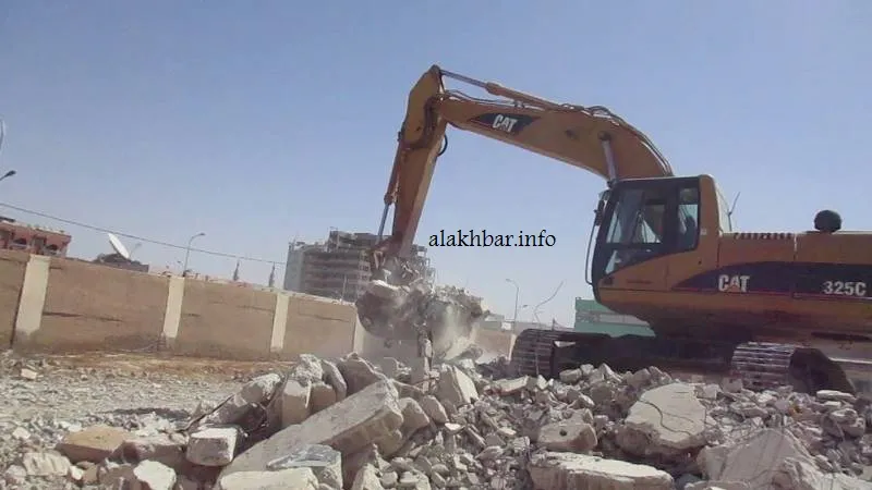 الحكومة تشرع في هدم ثاني المدارس المبيعة (صور)
