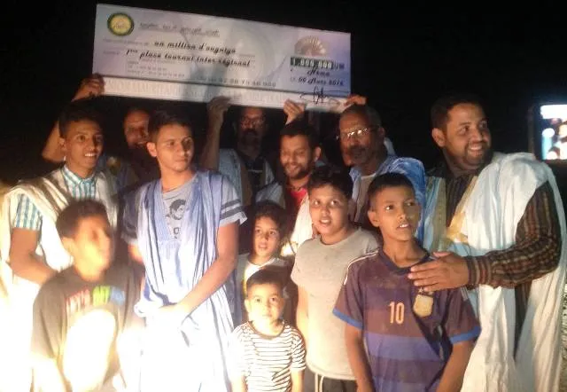 الفريق الفائز خلال استلامه جائزته في ختام المسابقة